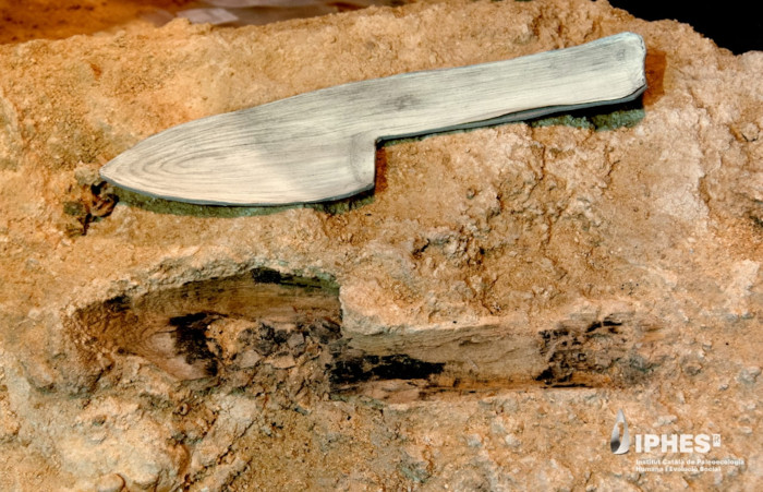 Wooden object impression found at Abric Romaní, interpreted as a wooden club, with a resin cast reproduction shown.