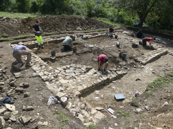 Excavation of the building’s probable kitchen 